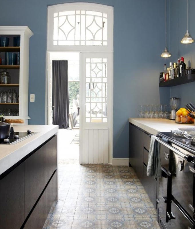 Sluiting bestrating pastel keuken zwart muur blauw - Le Living