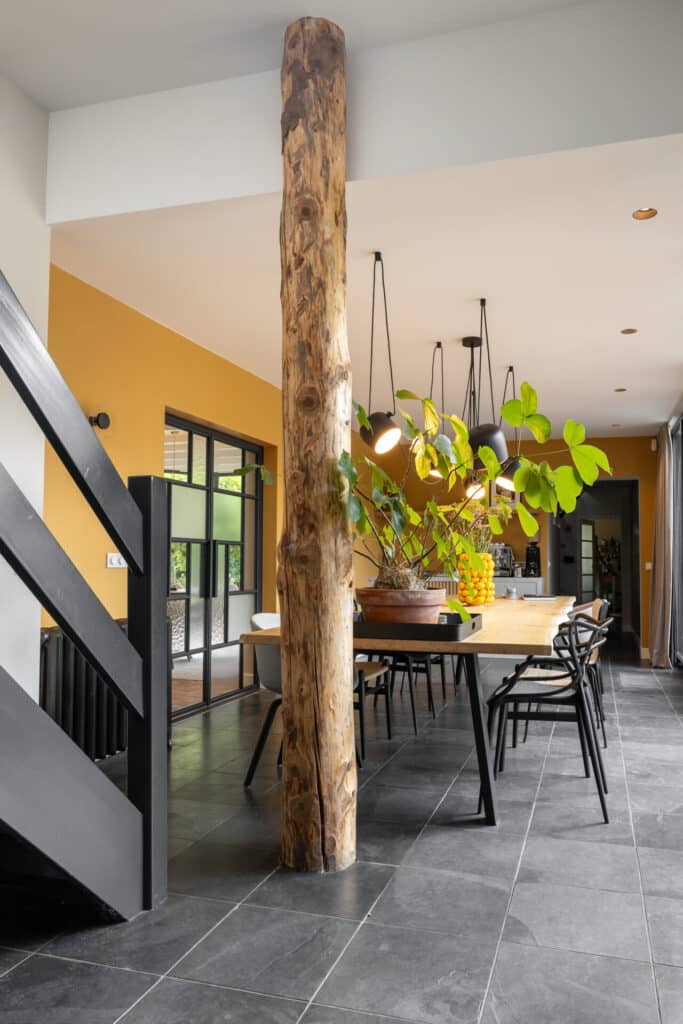 Eetkamer Zeeland licht okergeel pantry boomstamtafel, boom in huis