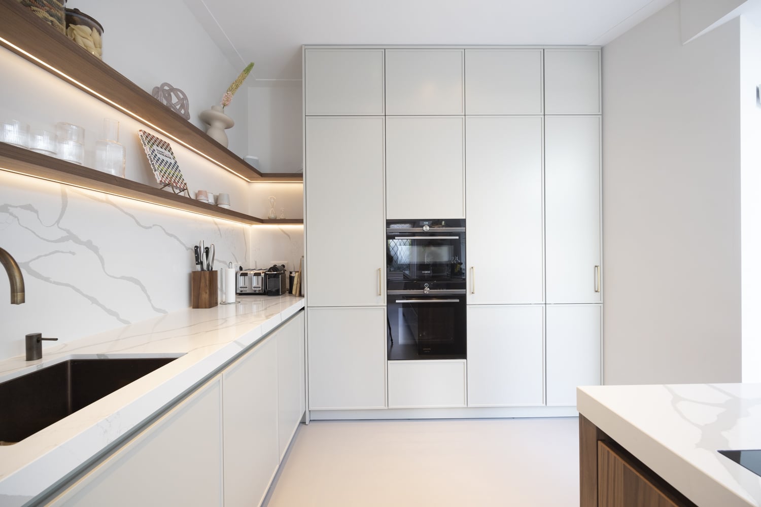 Overvieuw keuken bussum hoge kasten beige