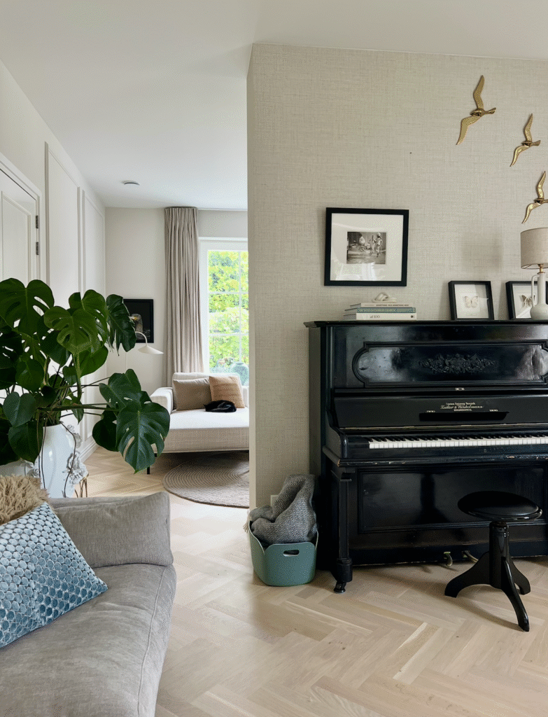 Doorkijk woonkamer met piano villa Bergen