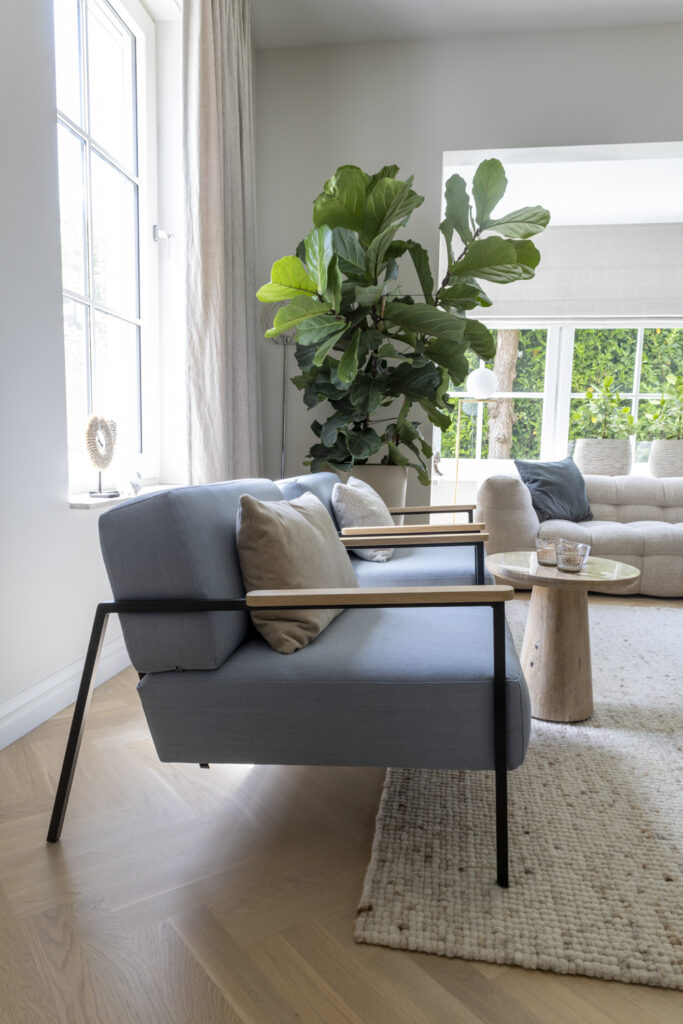 Zithoek ruim Studio Henk blauwe fauteuil