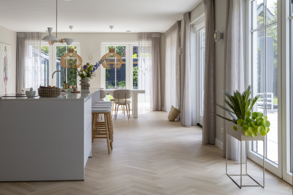 Woonkeuken met ruim eiland Le Living lichte stijl