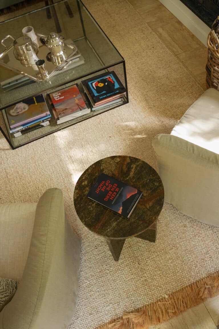 Detail zithoek met marmeren groenige tafel