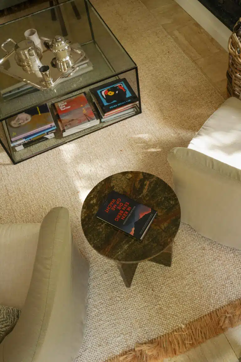 Detail zithoek met marmeren groenige tafel